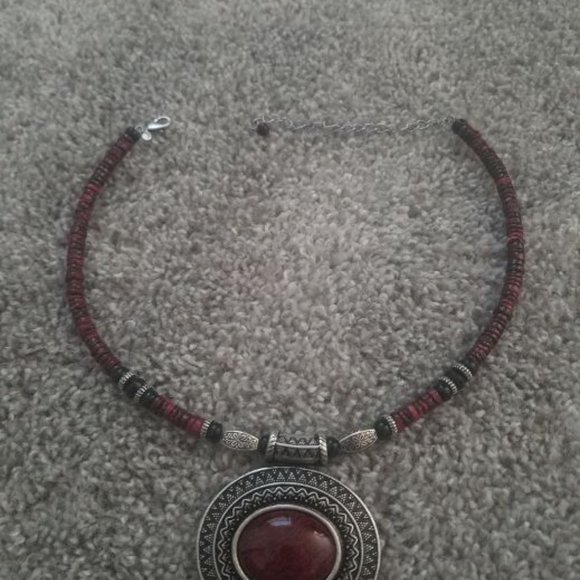 NECKLACE BEADED WITH BACK CLASP - RED STONE WITH NICKEL & BLACK COLORED ACCENTS - Picture 2 of 3
